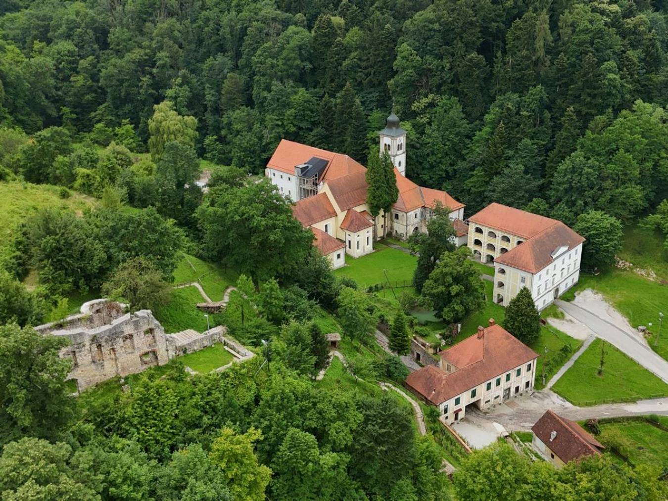 pogled na samostan poljčane